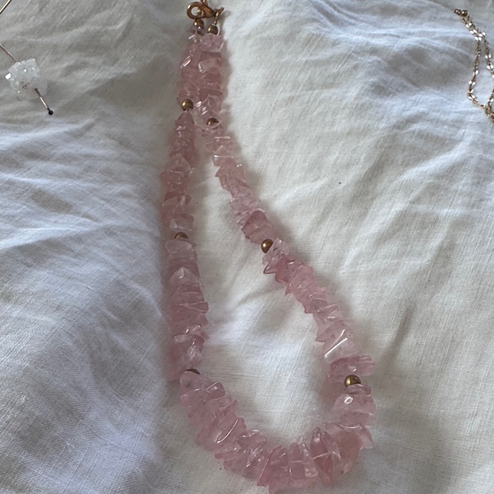 Chic Rose Quartz Necklace with Gold Accents